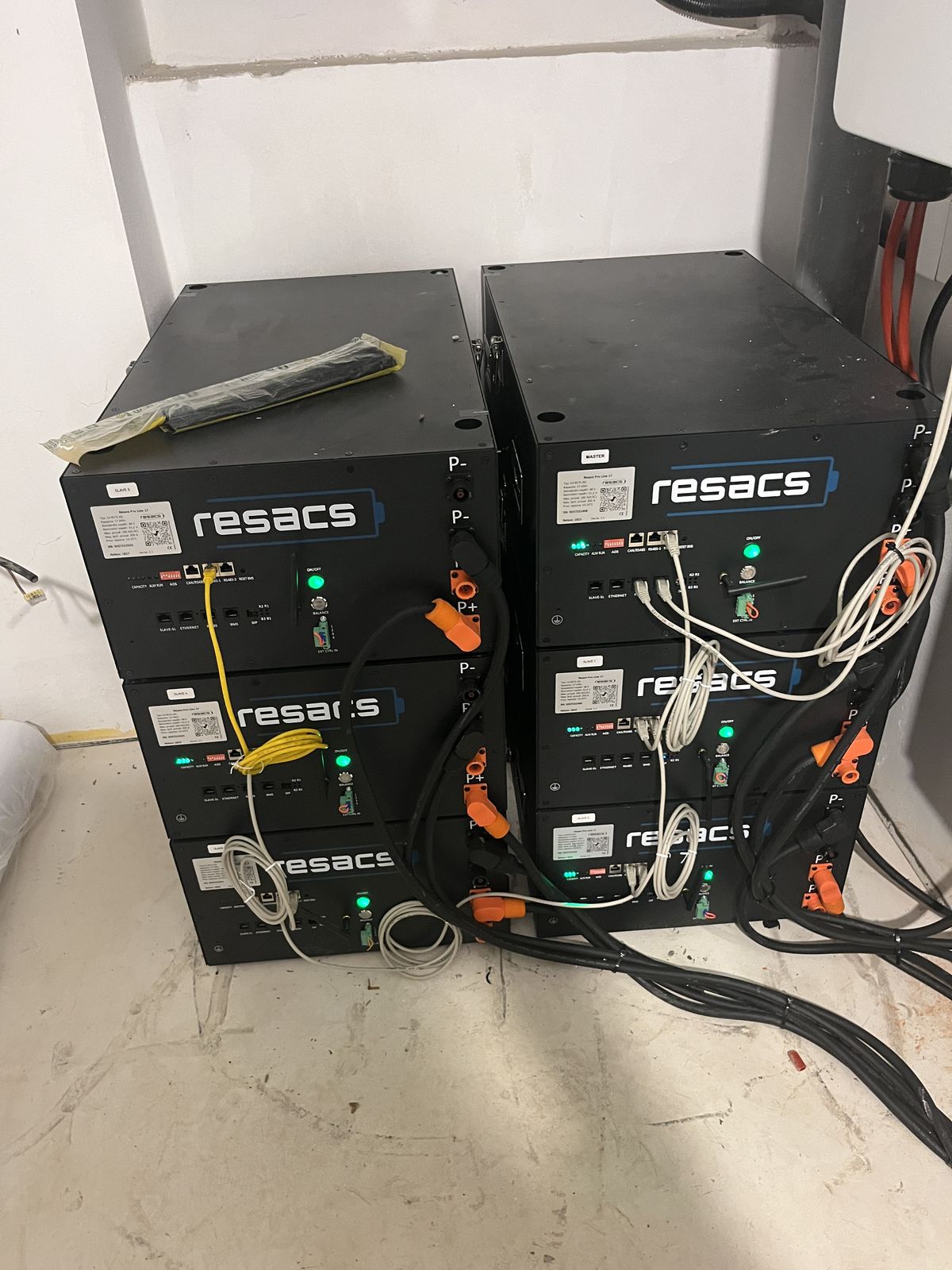 Resacs 17 kWh battery modules in&nbsp;a&nbsp;family home, Prague