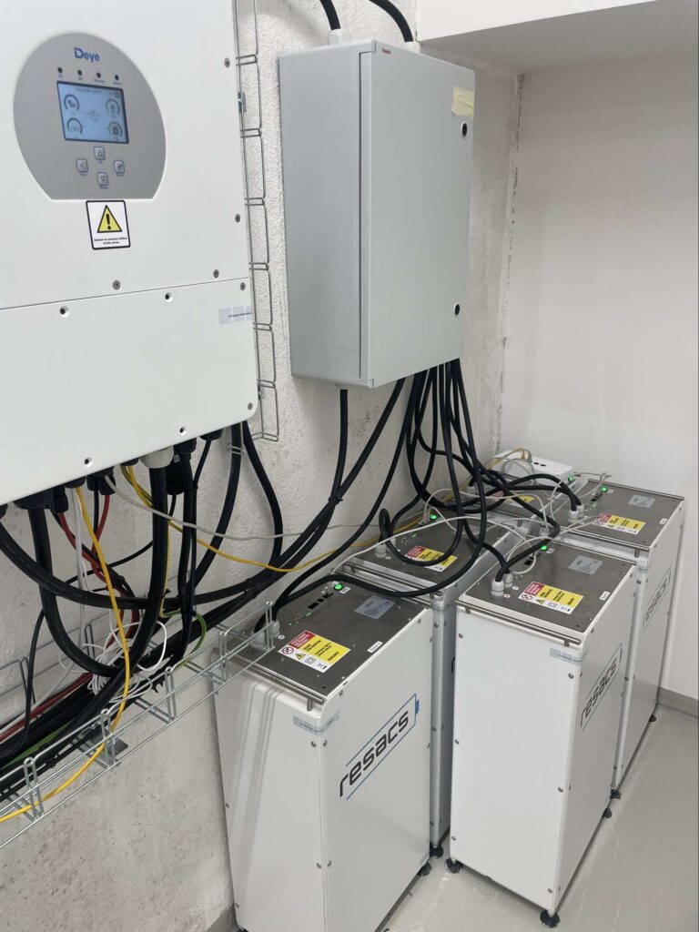 Bateriové úložiště Resacs 24 kW / 80 kWh – Domov důchodců Český Dub, Hrádek nad Nisou (instalace Sun Assist s.r.o.)